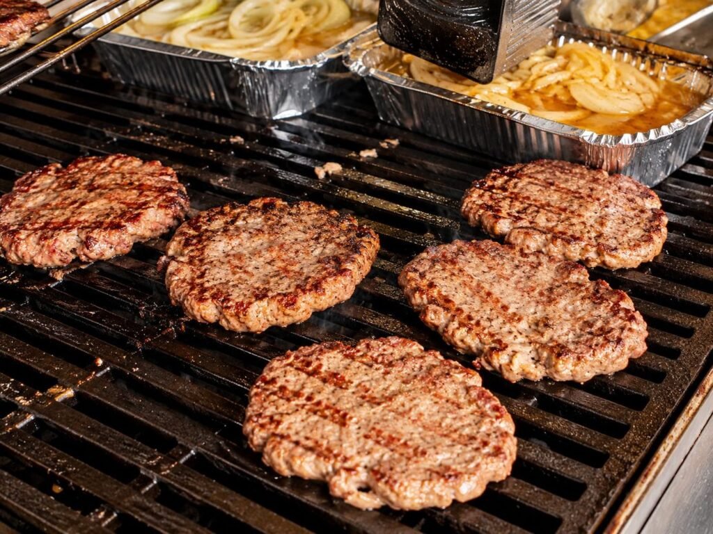 Kvigeburgere fra Helgerud Gård på grillen
